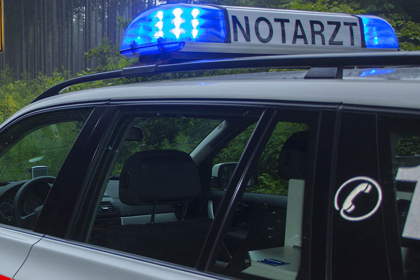 Schwerer Verkehrsunfall in Asbach: Motorradfahrer kollidiert mit Auto