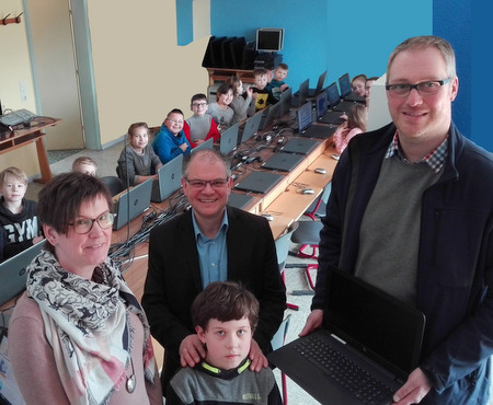 Jrg Pfeifer und Sandra Keiber (von links) von der Martin-Luther-Grundschule Betzdorf bedankten sich fr die Notebook-Spende des Frderkreises bei Florian Heukufer. (Foto: Frderkreis/Schule)  