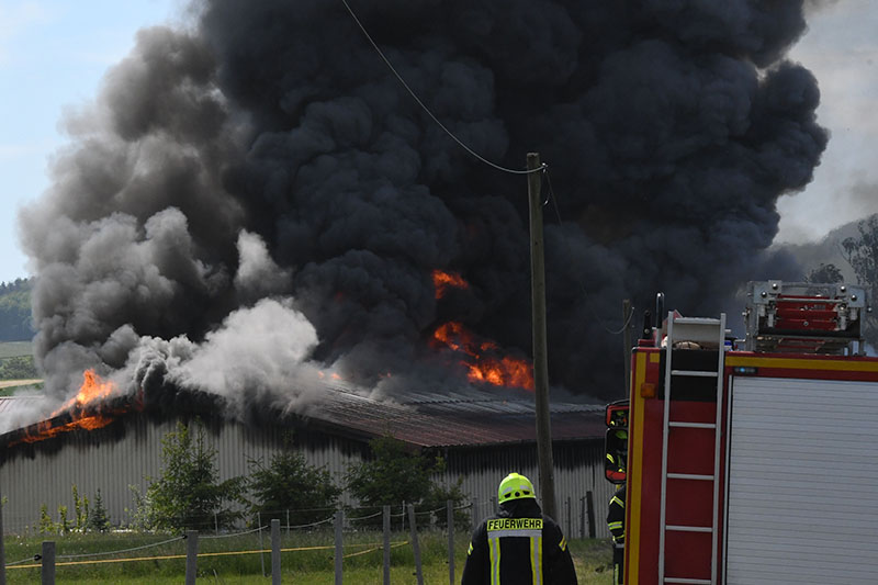 Großbrand vernichtet Maschinenhalle auf Reiterhof