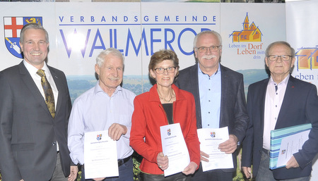 Wallmerods Brgermeister Klaus Ltkefedder zeichnete die Ehrenamtler des Jahres aus: Heinz Panczyk, Elisabeth Grchen, Gerhard Hehl und Theo Werner (von links). Gerhard Gbel fehlte bei der Ehrung. (Foto: kdh) 