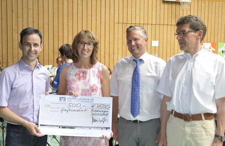 Glckwnsche und Prsente gab es fr die Schule mit Rektorin Anja Poseck von Marco Weier, Klaus Ltkefedder und Horst Rauen (von links). (Foto: kdh)