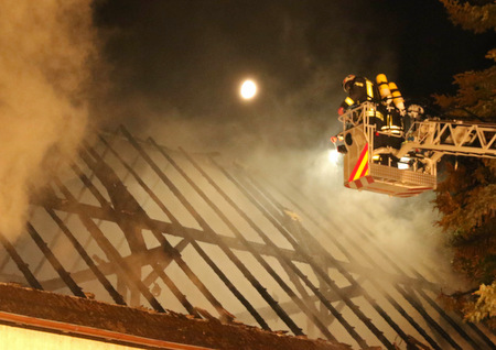 Von der Drehleiter aus wurde das Feuer gelscht. (Foto: kdh). 