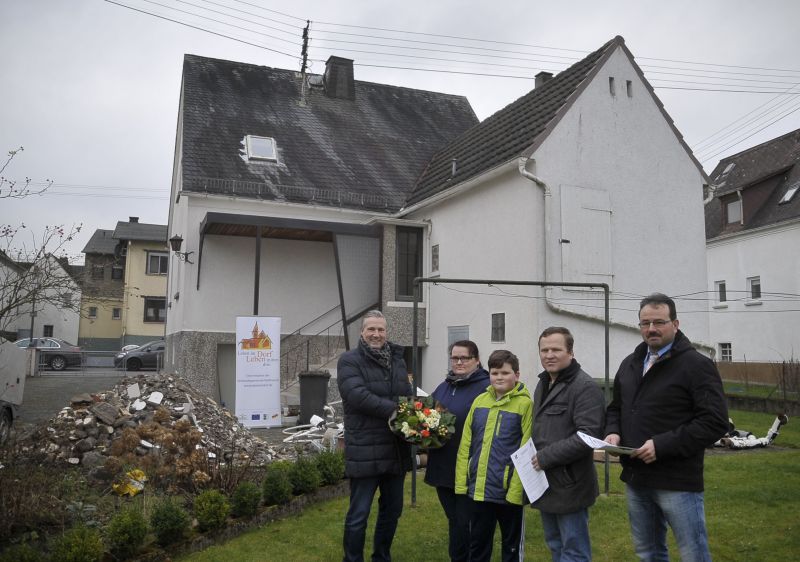 bergabe des 300. Frderbescheids in Hundsangen. Fotos: Klaus-Dieter Hring