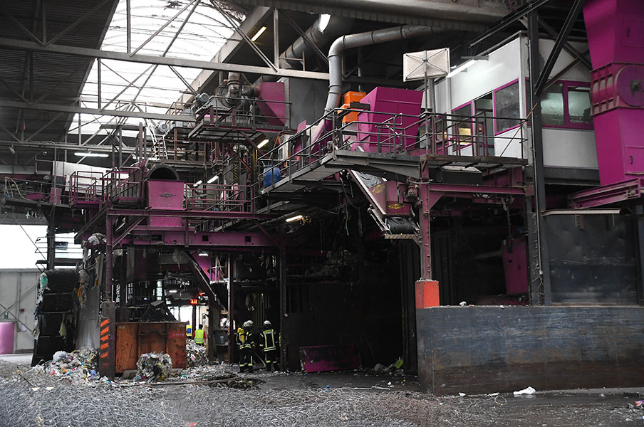 Feuer im Recyclingunternehmen Bellersheim in Boden