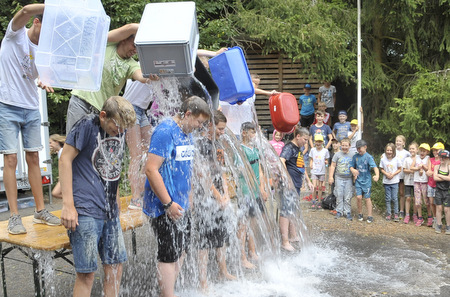 Zur Freude der vielen Jungen und Mdchen mussten die neuen Betreuerinnen und Betreuer eine Wassertaufe ber sich ergehen lassen. (Foto: kdh)