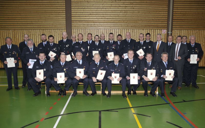 Viele Ehrungen gab es fr die Mitglieder der Freiwilligen Feuerwehren in der Verbandsgemeinde Wallmerod. Foto: Klaus-Dieter Hring