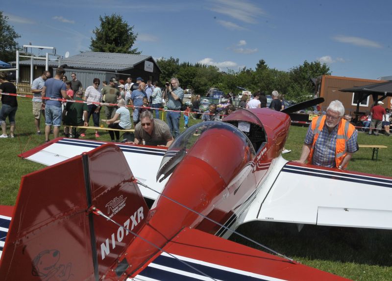 Kunstflge und Fallschirmspringer auf Flugplatz Ailertchen