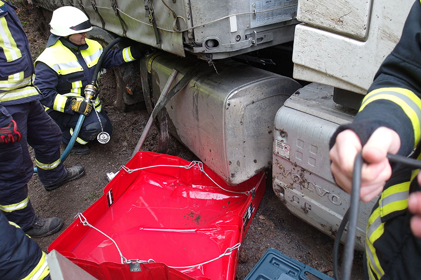 LKW auf Abwegen - Feuerwehreinsatz