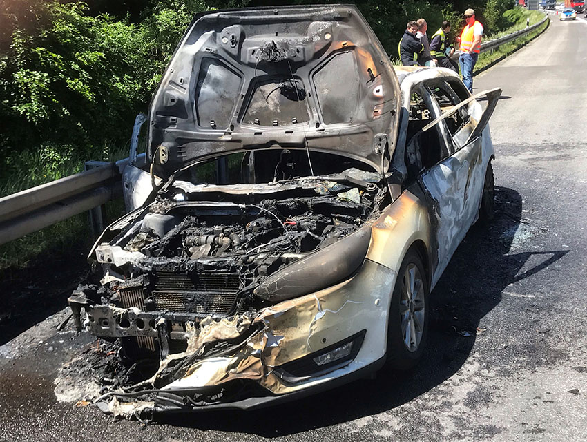 PKW von Feuerwehrkamerad brennt auf A 3 aus