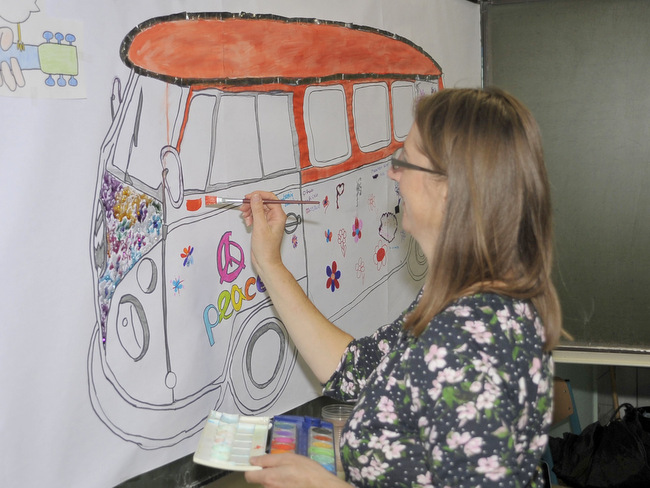 Mehrere Besucher konnten sich farblich an der Ausstattung eines alten VW-Hippie-Busses beteiligen. (Foto: kdh)