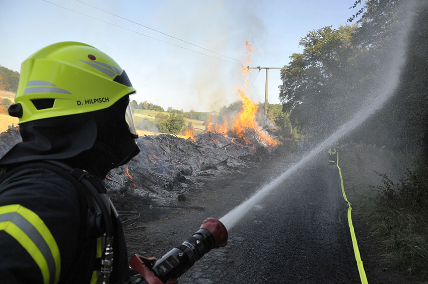 Groes Feuer am Waldrand von Thalheim 