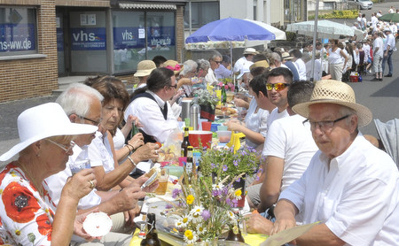 Bis hoch zur Kirche ging die erstmals veranstaltete Weie Tafel in Meudt. (Foto: kdh)