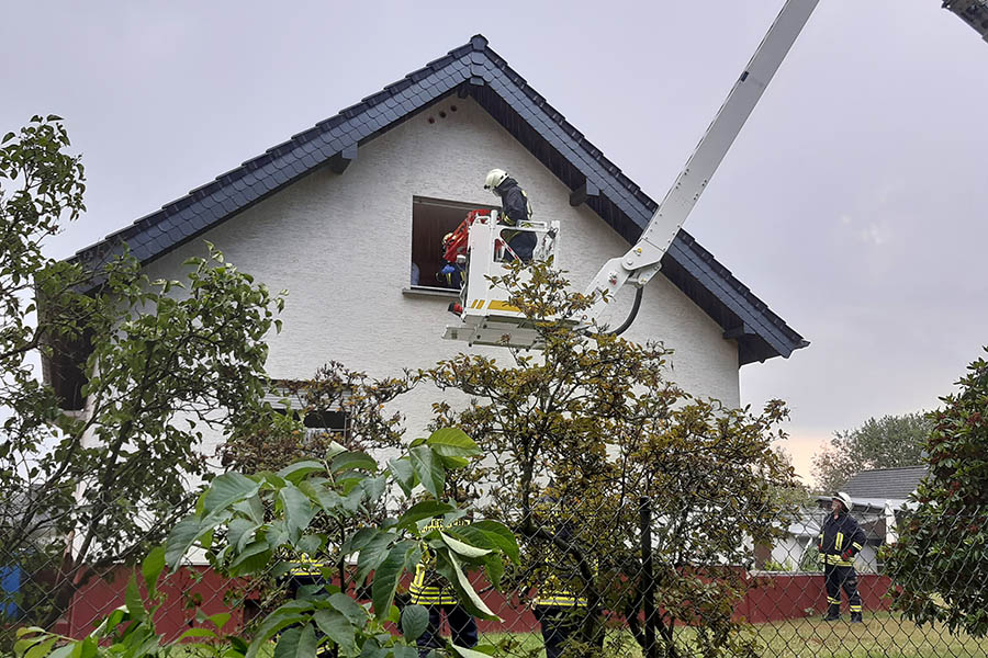 Rettung aus dem ersten Obergeschoss mit der Hubarbeitsbhne. Fotos: Feuerwehr VG Puderbach