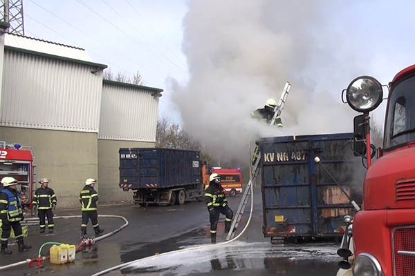 Auf Mlldeponie Linkenbach gert Container in Brand