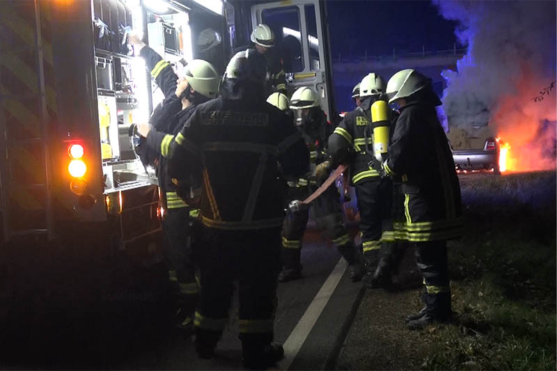 PKW geht bei Urbach in Flammen auf