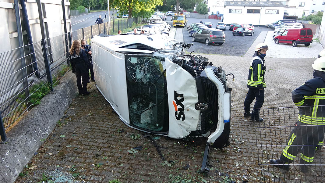 Transporter berschlgt sich  drei Verletzte