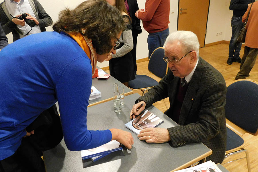 Buchautor Helmut Krmer signiert nach der Vorstellung seine Bcher. Fotos: wear
