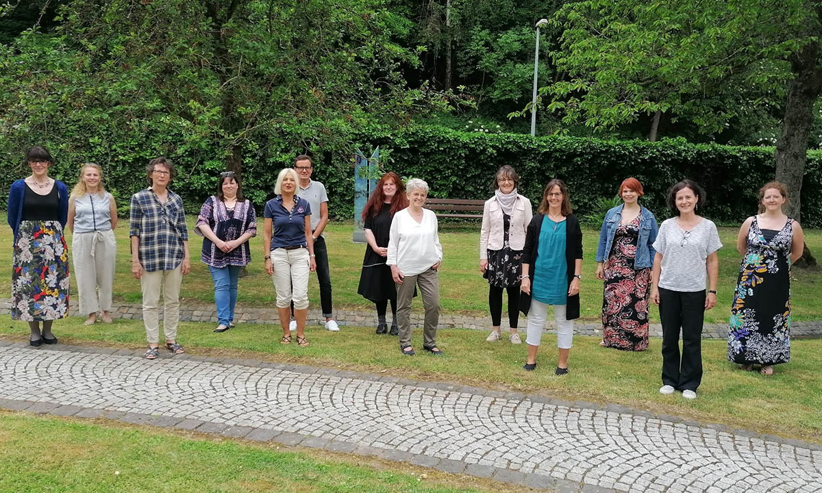 Die neuen Hospizbegleiter mit der Leiterin des Ambulanten Hospizes, Anita Ludwig (links), der Hospizfachkraft Verena Krings-Ax (2.von links), der Bildungsbeauftragten Heidi Hahnemann (3.von links), den Hospizfachkrften Christiane Freymann (5.von rechts) und Cindy Stein (3.von rechts). Foto: Hospizverein Neuwied