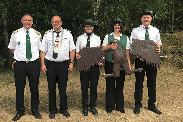 Von Links: 1. Vorsitzender Sascha Vohl, scheidender Schtzenknig Hans-Jrg Hoffmann, Zweiter Ritter Dominique Kolbe, neue Schtzenknigin Karina Dreser, Erster Ritter Martin Enders. Foto: Ulrike Puderbach