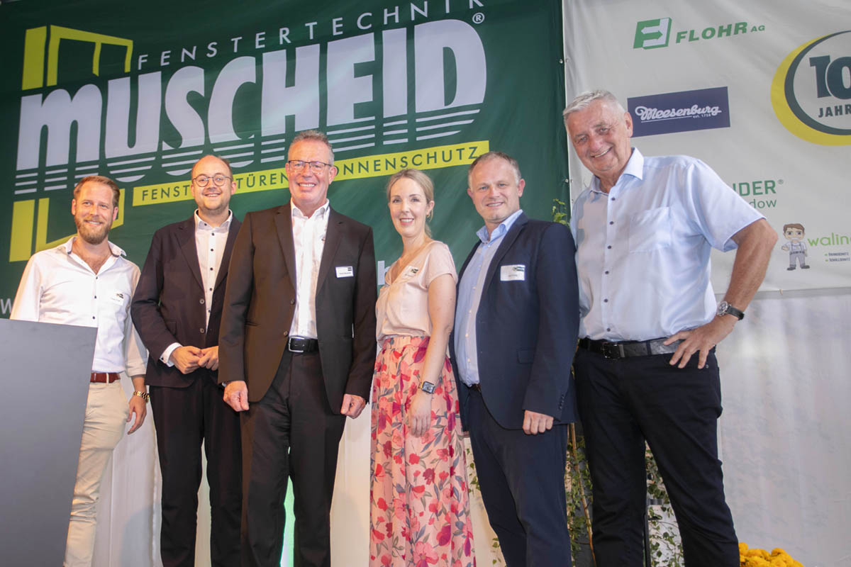 Sie gratulierten in Reden und Gru�worten dem Gesch�ftsf�hrer Stefan Muscheid und seinem Team (3. von links): Philipp Engel, Pierre Fischer, Ellen Demuth, Jan Einig und Reiner Meutsch. Fotos: Wolfgang Tischler