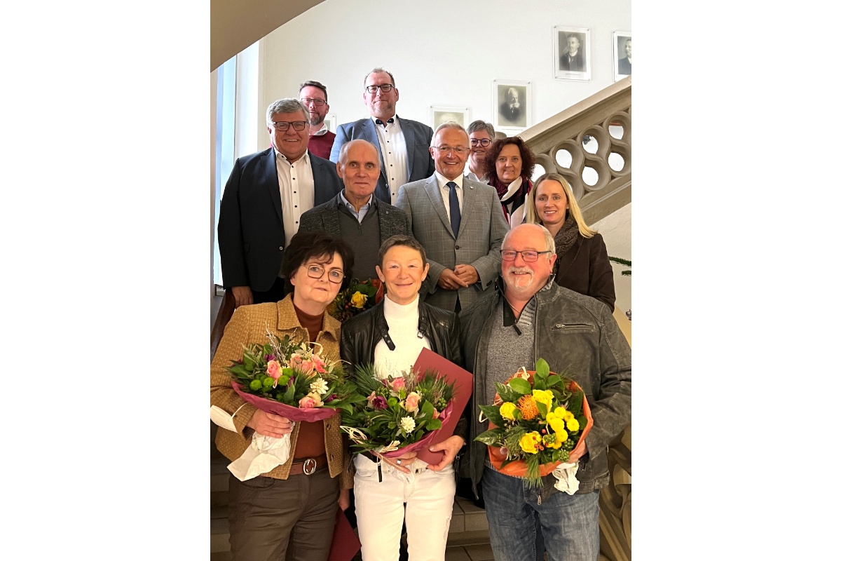 Dienstjubilen und Verabschiedungen bei der Kreisverwaltung Neuwied (v.o.li.): Oliver Honnef, Rdiger David, Agnes Ulrich, 1. Kreisbeigeordneter Michael Mahlert, Friedhelm Bartels, Landrat Achim Hallerbach, Personalratsvorsitzende Birgit Eisenhuth, B-roleiterin Diana Wonka, Sylvia Steger, Brigitte Knopp und Heinz-Peter Jung. (Foto: Martin Boden)
