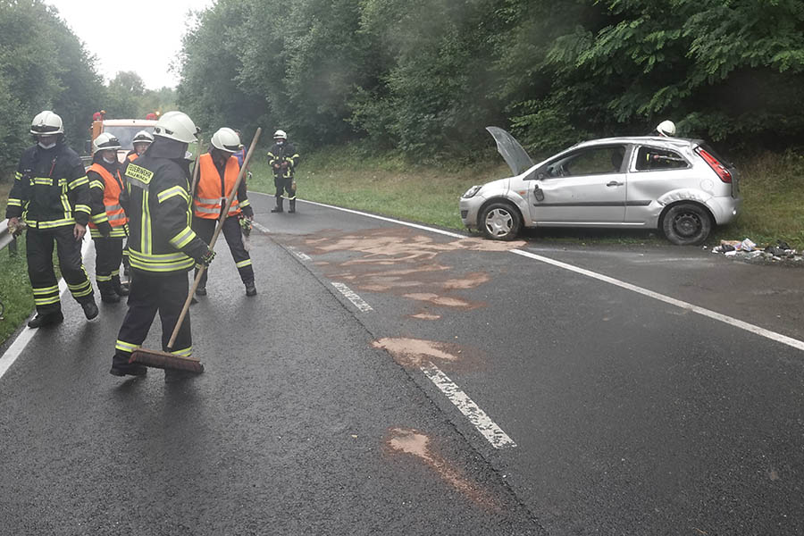 Feuerwehreinsatz: Auto kommt von Strae ab und verliert Betriebsstoffe