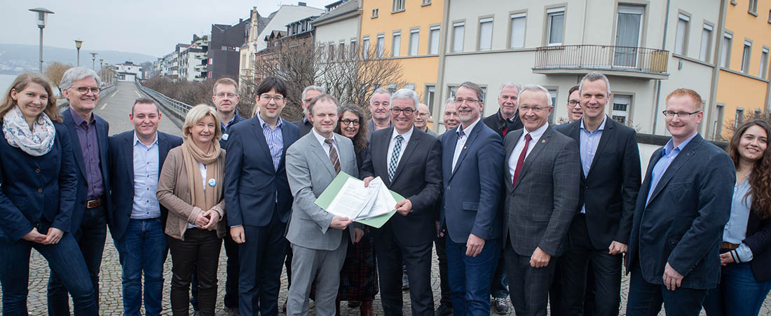 Strahlende Gesichter in Neuwied bei der bergabe der Frderbescheide in Millionenhhe. Foto: Eckhard Schwabe