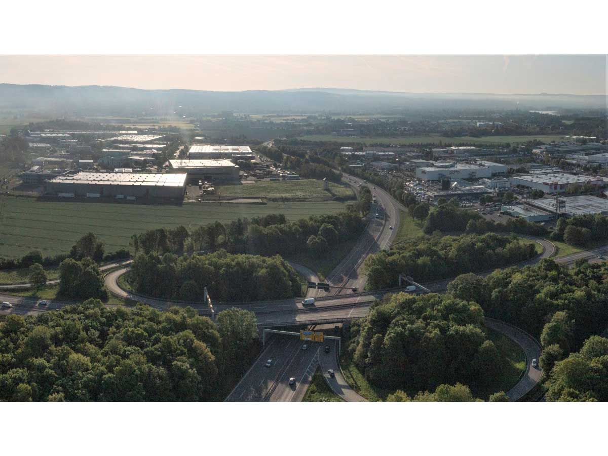 Das Neuwieder Gewerbegebiet Friedrichshof soll deutlich erweitert werden. Der Stadtrat hat in seiner j�ngsten Sitzung den Weg frei gemacht, den Bebauungsplan f�r ein erstes, 6,2 Hektar gro�es Teilst�ck  hier links oberhalb des Autokreuzes  aufzustellen. (Foto: Stadt Neuwied / Rainer Claa�en)