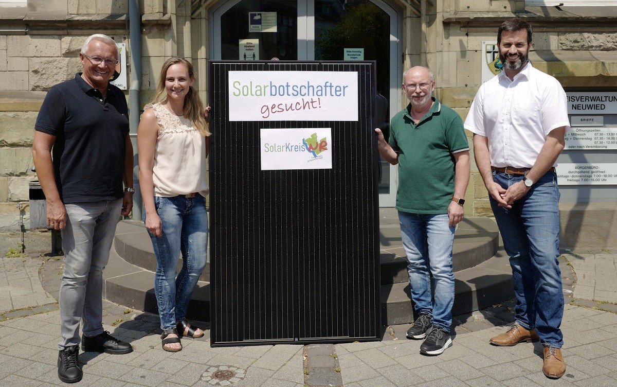 V.l.: Landrat Achim Hallerbach, Klimaschutzmanagerin Janine Sieben, Solarbotschafter Frank Rder und Christian Weber von der Syna, prsentierten vor zwei Monaten den Start des Solarbotschafter-Projekts. Nun beraten schon 20 Solarbotschafter aus dem Kreis zum Thema Photovoltaik. (Foto: privat)