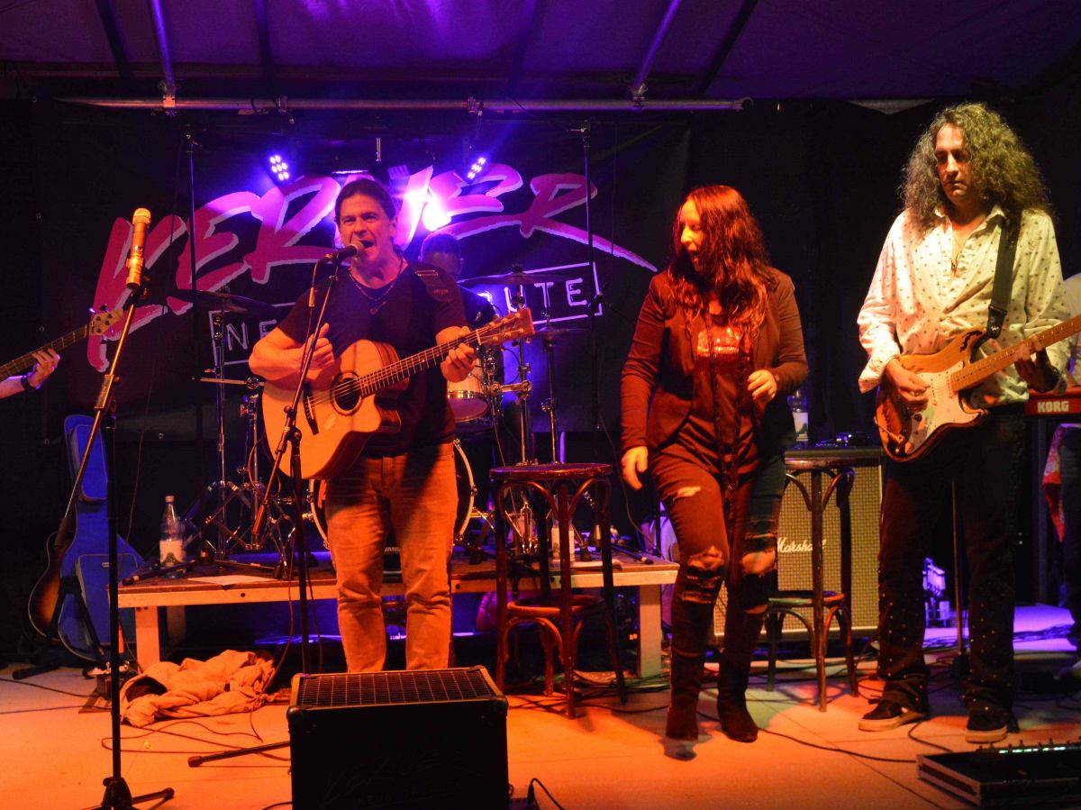 Martin Quast hatte die Nena Tribute Band Kerner nach Alsdorf geholt. Er war mit der Band, aber auch solo an diesem Abend im Biergarten zu hren. Alle Bilder vom Konzert unter dem Artikel. (Fotos: tt)