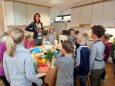 Mit Kursleiterin Melanie Henn machte das Kochen in Lehrkche der Stadtwerke Wissen Spa. Foto: Landfrauen