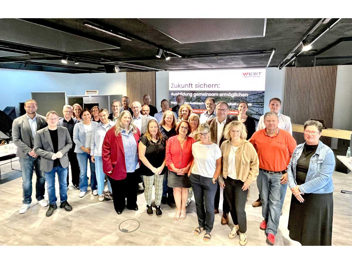 Beim treffen von Schulleitungen und Unternehmensvertretern in den R�umen von Werit in Altenkirchen ging es um eine Intensivierung der Zusammenarbeit und die Frage, wie Sch�lerinnen und Sch�ler noch besser beim �bergang ins Berufsleben begleitet werden k�nnen. (Foto: Kreisverwaltung / Thorsten Stahl)