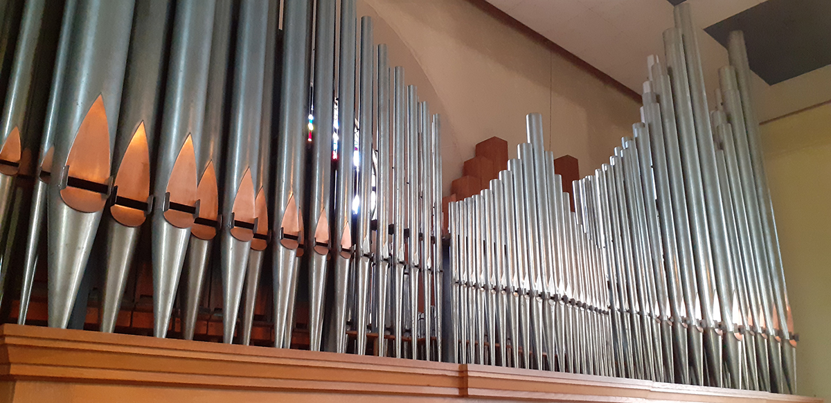 Die Orgel hat ein imposantes Freipfeifenprospekt. (Foto: Kreisdekanat)