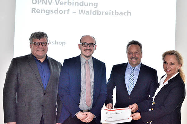 1. Kreisbeigeordneter Michael Mahlert, Max Klppinger/IGDB Dreieich, Brgermeister Hans-Werner Breithausen, Helga Zoltowski/Kreisverwaltung Neuwied (von links). Foto: Kreisverwaltung