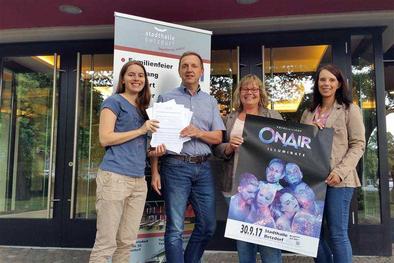 Freuen sich auf das besondere Konzertereignis (von links): Kristin Knautz (Leiterin Frauenensemble Encantada), Markus Neuroth (Leiter von Haste Tne), Janine Horzyk (Stadthallenmanagement) und Uschi Knautz (Stadthallenmanagement und Okay-Veranstaltungen). Foto: ddp