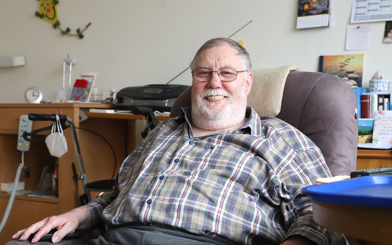 Lothar Scheffler hat als junger Mann Hilfe angenommen und den Weg aus der Obdachlosigkeit gefunden. Heute lebt der 72-Jhrige zufrieden im Altenzentrum Freudenberg und mchte etwas zurckgeben. (Foto: Diakonie in Sdwestfalen)