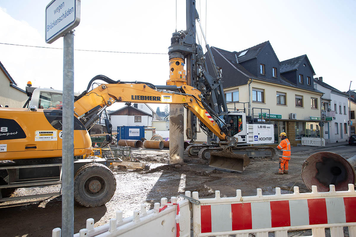 Die Arbeiten zum Neubau der Aubach-Brcke in Oberbieber sind angelaufen. Fotos: Eckhard Schwabe  
