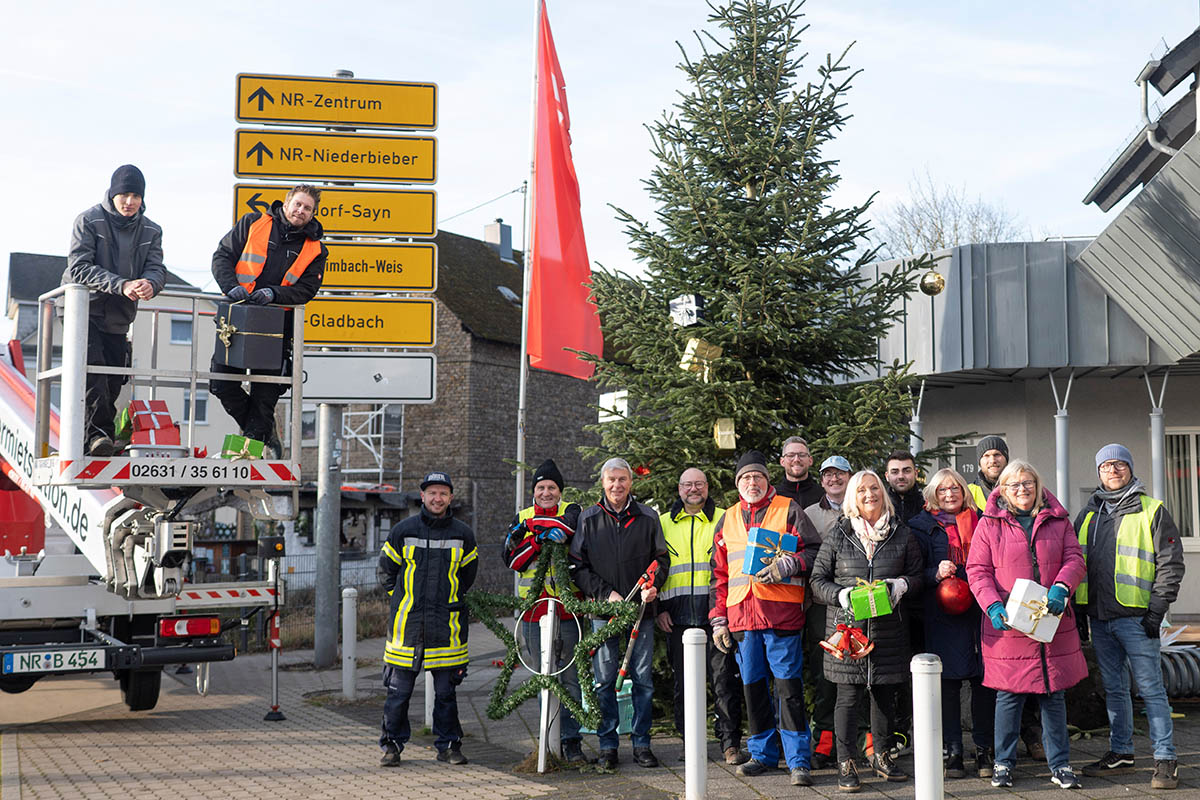 Wenn viele mit anpacken, geht die Arbeit schnell von der Hand, und macht auch noch Spa�: Bei bestem Wetter wurde die Weihnachtsdeko in Oberbieber wieder entfernt. Fotos: Rainer Claa�en