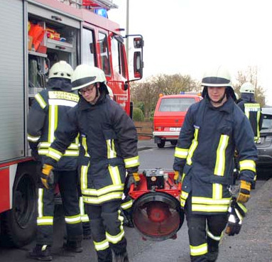 Die Feuerwehrleute aus Oberlahr und Horhausen bauten einen Lfter auf, um das Kohlenmonoxid aus den Rumen zu drcken. (Fotos: kk)