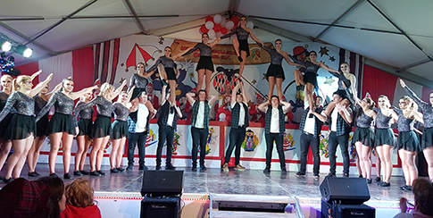 Die Gruppe "Just for fun" (KG Oberlahr), holte unter anderem mit "Footloose" ein weltbekanntes Tanzmusical live auf die Bhne nach Oberlahr. Foto: Rolf Schmidt-Markoski
