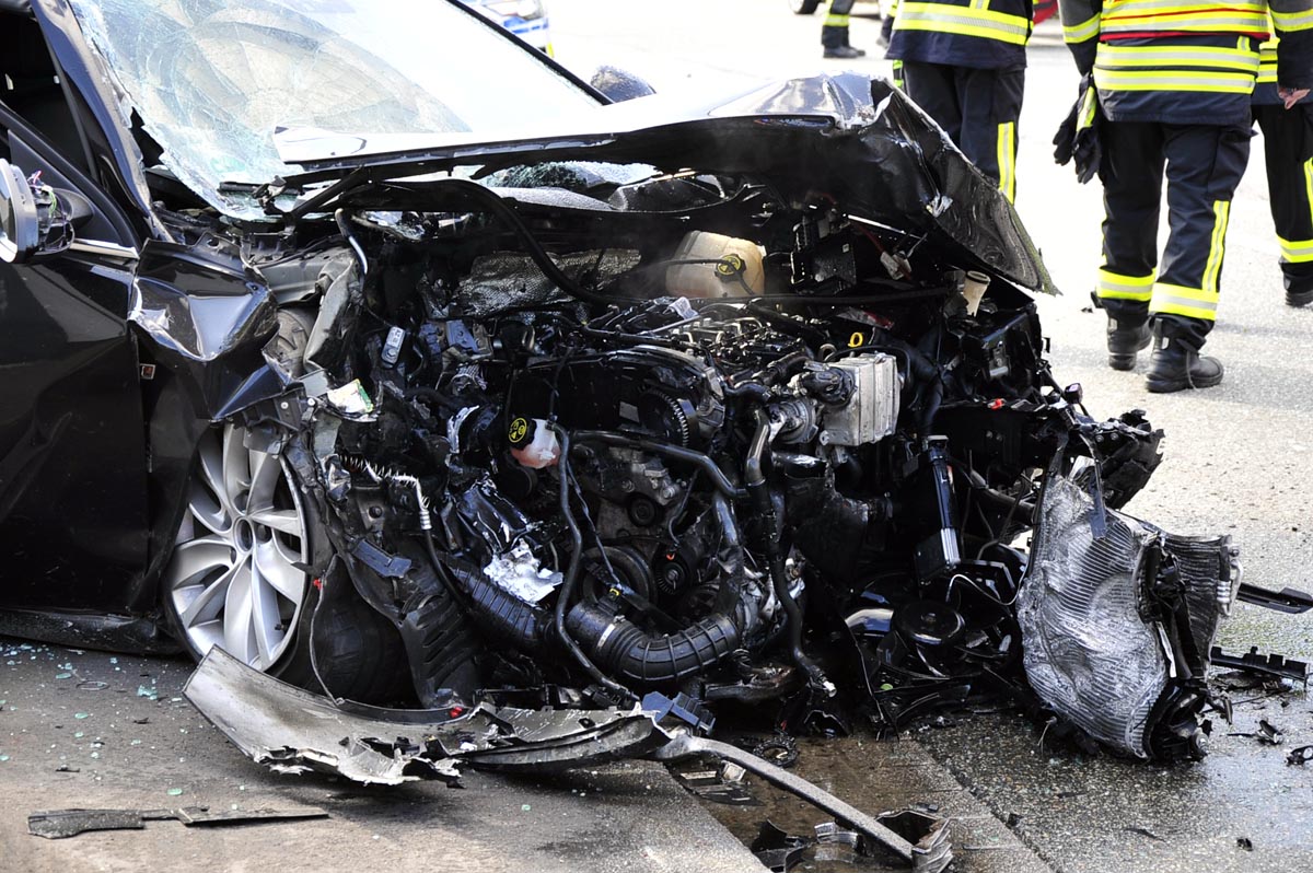 Verkehrsunfall in Obernau: Zwei Personen schwerverletzt, Fahrzeuge Totalschaden