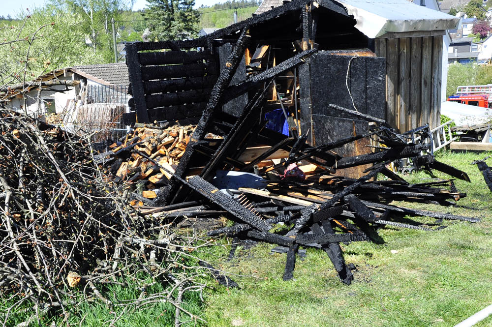 Gartenhaus und Stallmist wurden ein Raub der Flammen