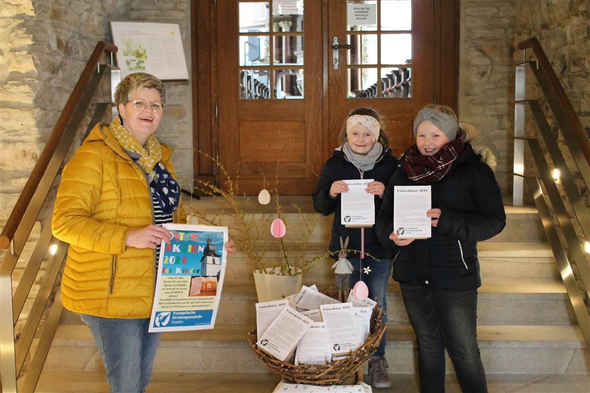 Nicole, Jule und Frieda Heidrich prsentieren die Osteraktion der evangelischen Kirchengemeinde. (Foto: Nils Strunk)  