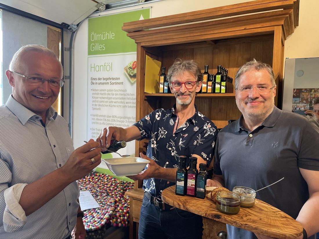 Landrat Achim Hallerbach (links) und Wirtschaftsfrderer Jrg Hohenadl (rechts) waren begeistert von den len, die sie Stefan Preker in Bonefeld probieren lie. (Foto: privat)