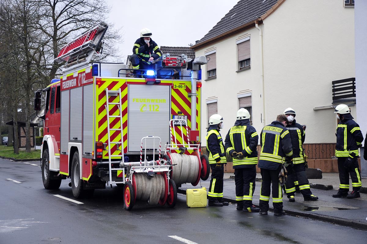 In Flammersfeld musste sich die Feuerwehr um eine lspur kmmern, die ein defekter Lieferwagen auf den Straen hinterlassen hatte. Foto: kk