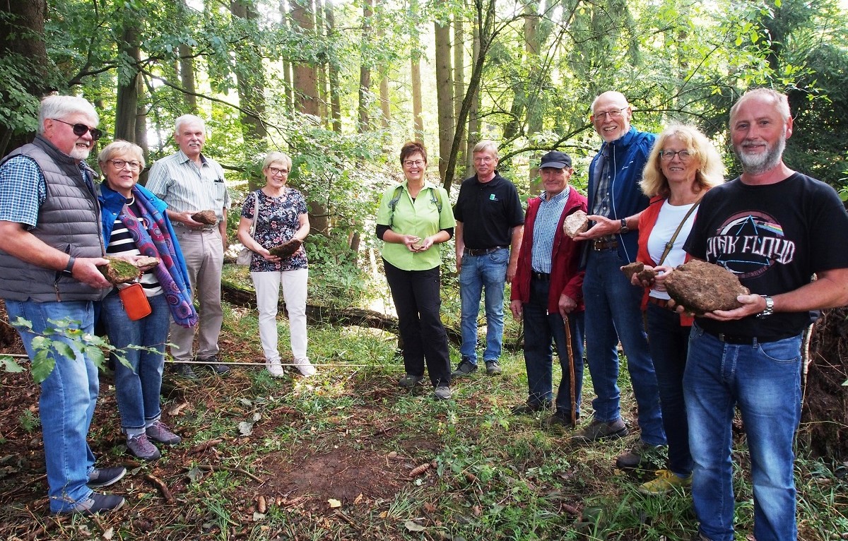 Teilnehmer bei der Exkursion zu den Ofenkauten prsentieren ihre Trachyt-Tuff-Funde. (Foto: Tatjana Steindorf) 