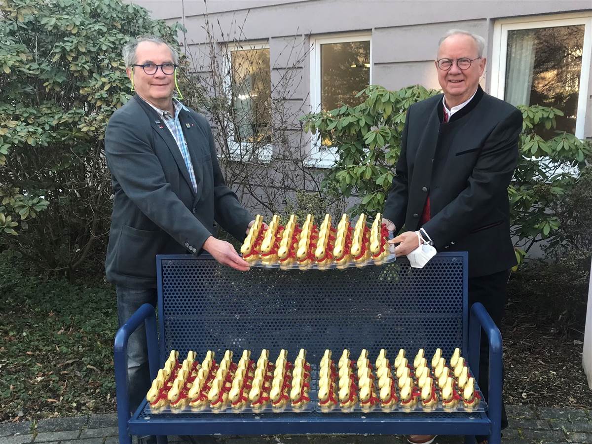 Von links: Vorstandsmitglied Gerd Flender und Vorsitzender Klaus-Jrgen Griese prsentieren die Schoko-Osterhasen. (Foto: Frderverein) 