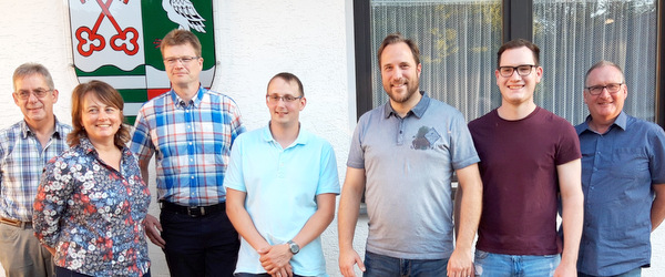 Vor dem Gemeindehaus stellte sich der neue Ortsgemeinderat mit Ortsbrgermeister Alois Weienfels (links) sowie den neuen Beigeordneten Anne Lukas (2. von links) und Ralf Heuser (3. von links) zum Erinnerungsfoto auf. (Foto: Ortsgemeinde Peterslahr)