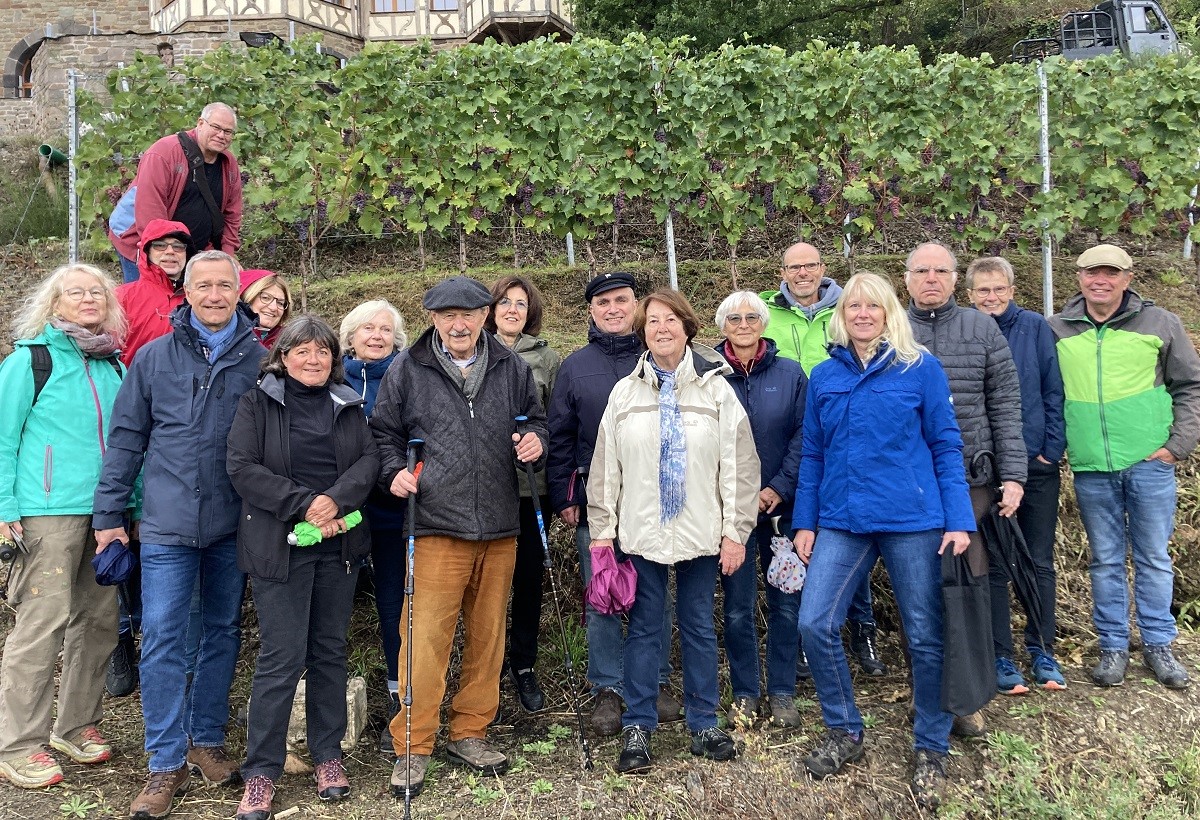 Viola Keune (4. von rechts) fhrte die Rheinbreitbacher Gartenfreunde um den Vize-Vorsitzenden Josef Weich (3. von rechts) durch ihr junges Weingut. (Foto: Obst- und Gartenbauverein (OGV) Rheinbreitbach)