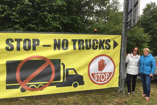 Plakat gegen den LKW-Irrsinn in Oberhonnefeld